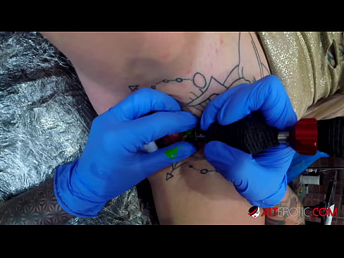 ❤️ Estremamente tatuato hottie Sully Savage ottenuto un tatuaggio sul suo clitoride ️❌ Video di sessoal it.mouthporn.ru ☑